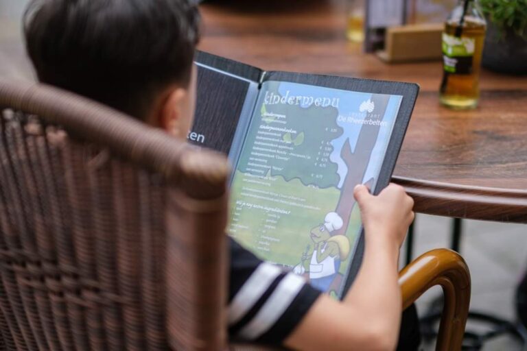 Kind bekijkt het kindermenu van De Rheezerbelten