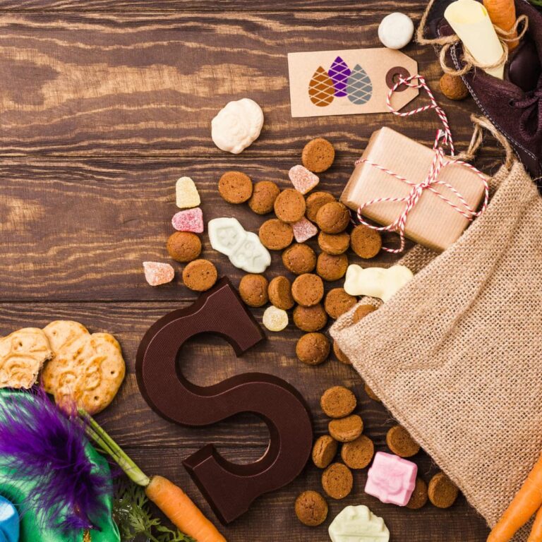 Sinterklaassnoep met pepernoten, chocoladeletter en cadeautjes bij De Rheezerbelten