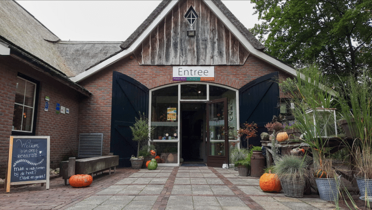 Entree van De Rheezerbelten in herfstsetting met pompoenen