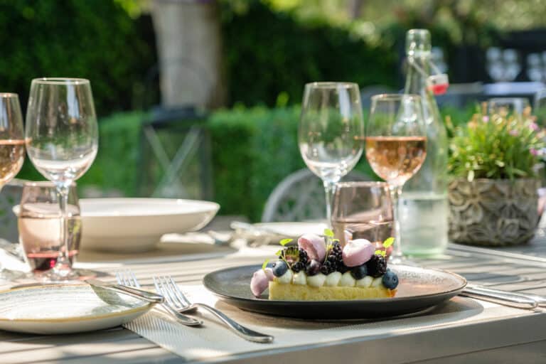 Dessert met bosbessen en rosé wijn op het terras van De Rheezer Bistro