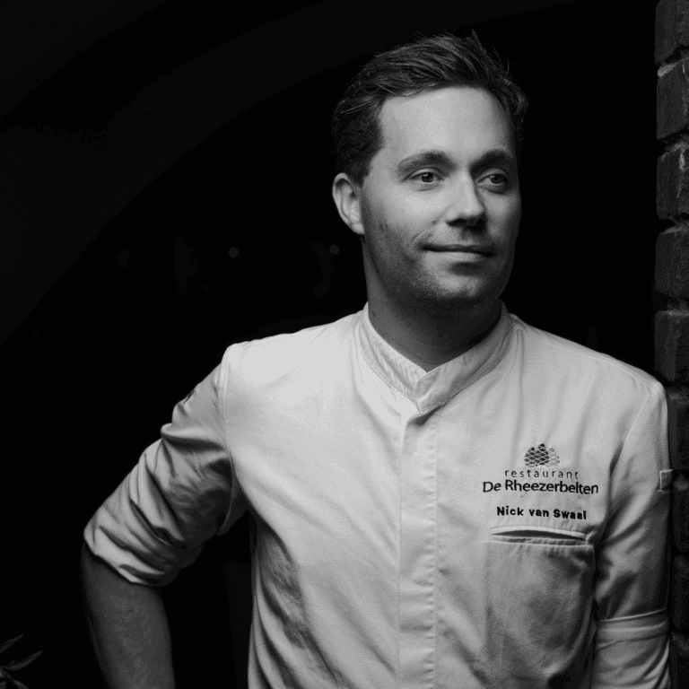 Zwart-wit portret van chefkok Nick van Swaal in koksbuis van De Rheezerbelten