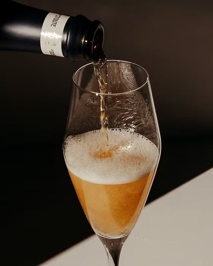 Champagne wordt ingeschonken in een flûte bij De Rheezerbelten