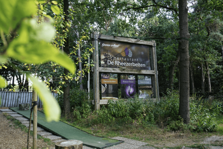 Informatiebord van De Rheezerbelten bij de buitenactiviteiten