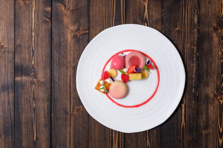RB.gerechten.nagerecht.dessert.aardbei.zomerfruit.aardbeicremeux.dulceychocolade.tonkaboon.cake.verseaardbei.chocolade.