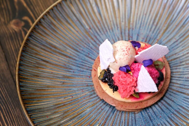 RB.gerechten.nagerecht.dessert.lavendel.chocolade.chocolademousse.bramen.blauwebes.zomerfruit.zwartfruit.spongecake.rodebiet.bloemen.sinaasappelcremeux