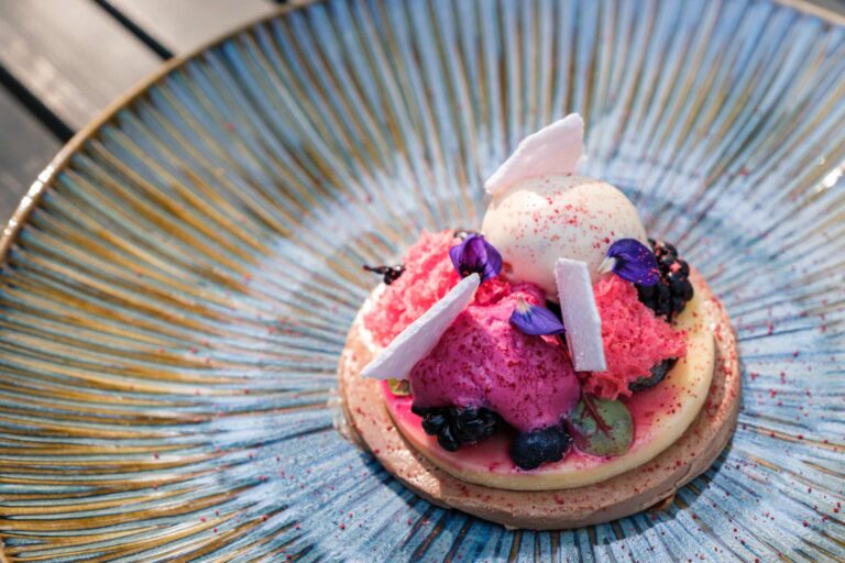 RB.gerechten.nagerecht.dessert.lavendel.chocolade.chocolademousse.bramen.blauwebes.zomerfruit.zwartfruit.spongecake.rodebiet.bloemen.sinaasappelcremeux