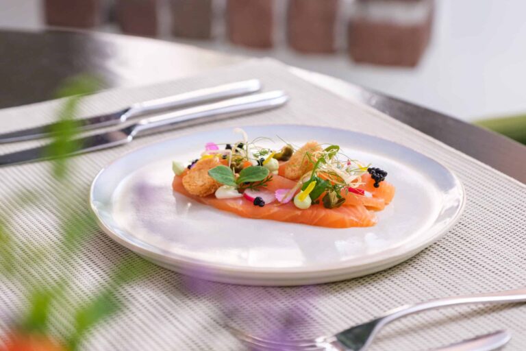 RB.gerechten.voorgerecht.gerookt.zalm.brioche.mierikswortel