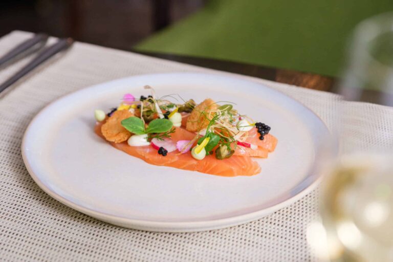 RB.gerechten.voorgerecht.vis.huisgerookt.zalm.bloemen.kaviaar.mierikswortel.brioche