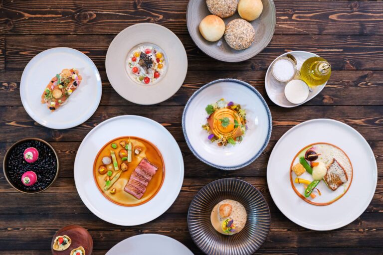 RB.gerechten.zomer.dinerkaart.huisgebakkenbrioche.snoekbaars.eendenborst.coquilles.zalm.tomberry.wortel.eidooier.amuses.rodebiet.mierikswortel.papadum.bataat.peulen.bisque