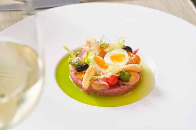 Tartaar van kalfsvlees met kwartelei en brioche als voorgerecht bij De Rheezer Bistro