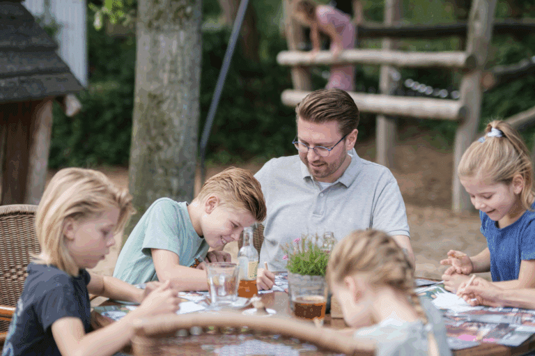 Vader en kind eten samen binnen bij De Rheezerbelten op Vaderdag